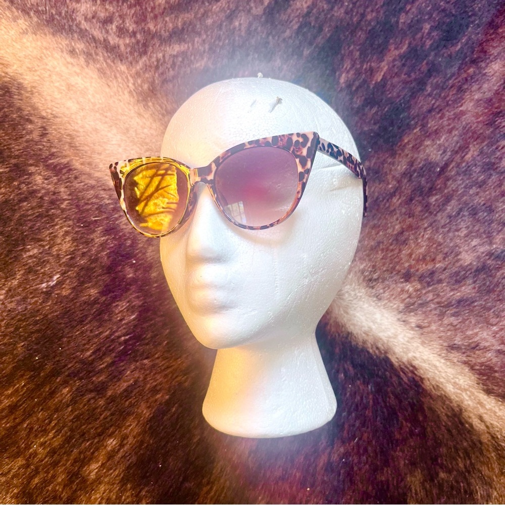 • vtg-style cat eye leopard print sunglasses